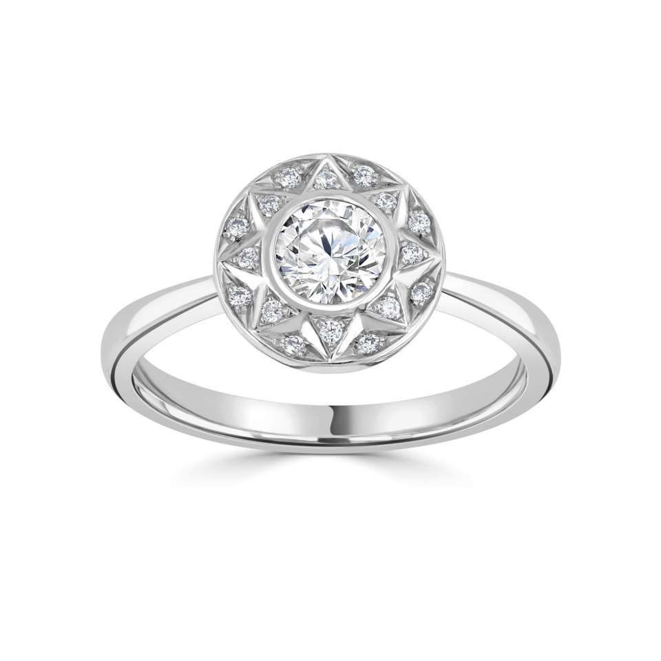 Diamanten ring met een ronde middelste steen, omgeven door een stervormige halo van diamanten.