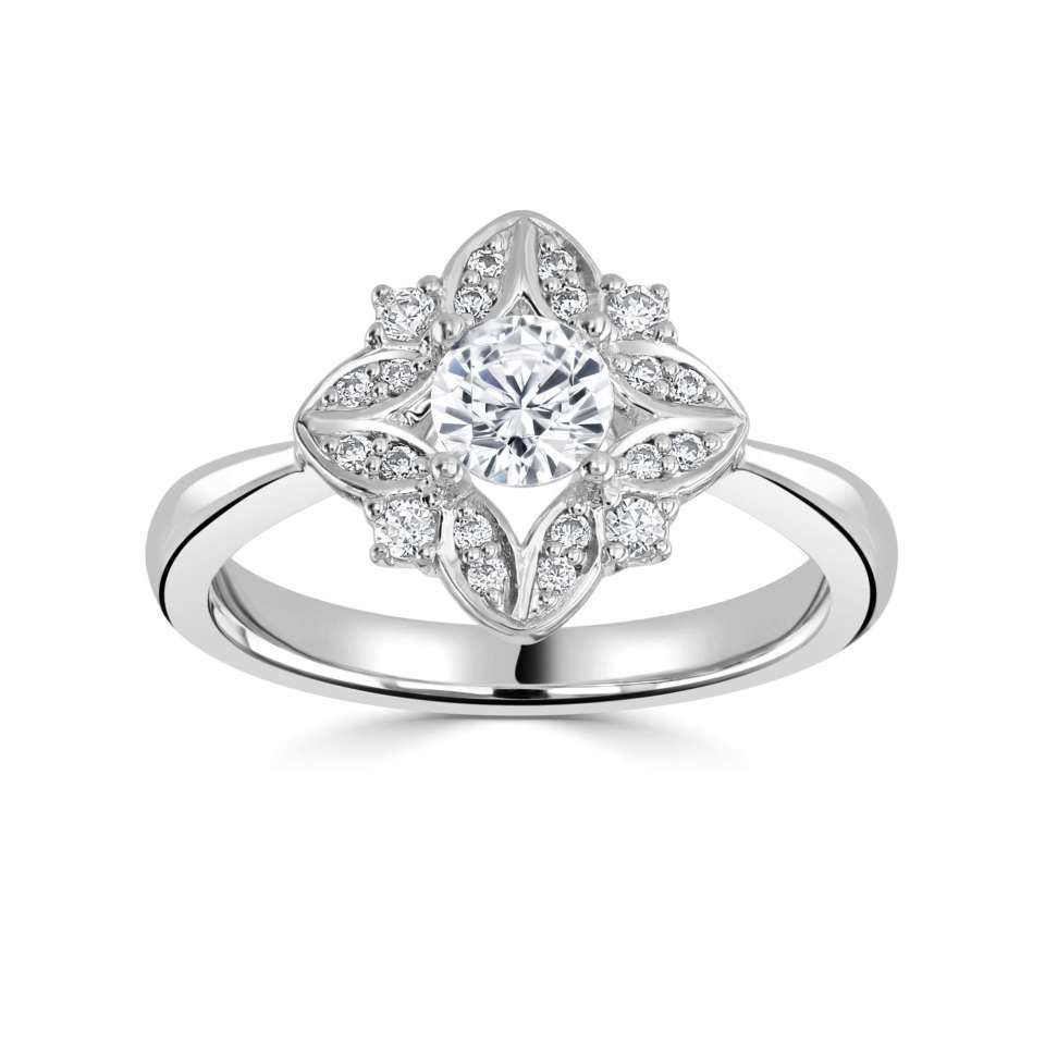 Verlovingsring met diamant, een ronde middelste steen en een bloemenkrans van diamanten.