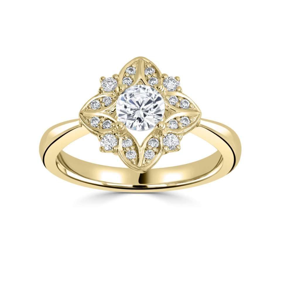 Gouden verlovingsring met een ronde diamant in het midden en een halo van kleinere diamanten.