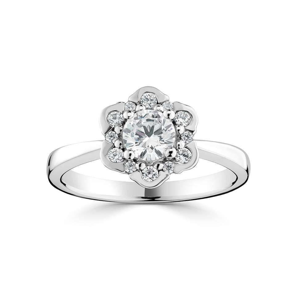 Verlovingsring met diamant, met een centrale steen omringd door kleinere stenen in een bloemmotief.