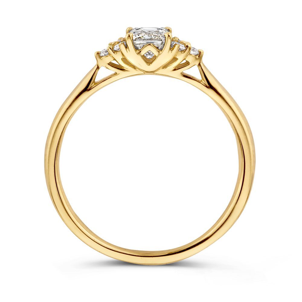Gouden ring met een vierkante diamant in het midden en daaromheen kleinere diamanten.