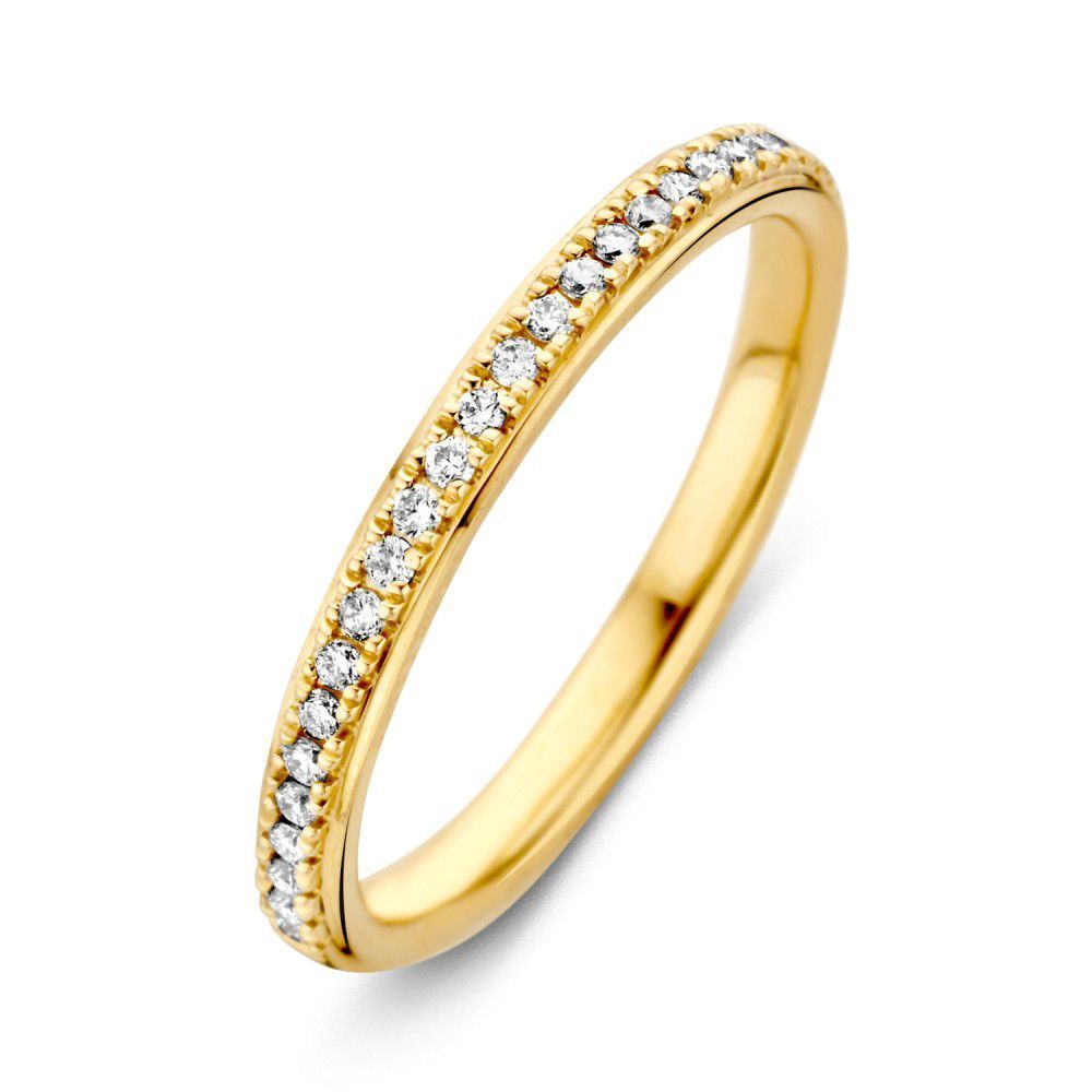 Gouden ring met kleine diamanten op een rij aan de bovenkant.