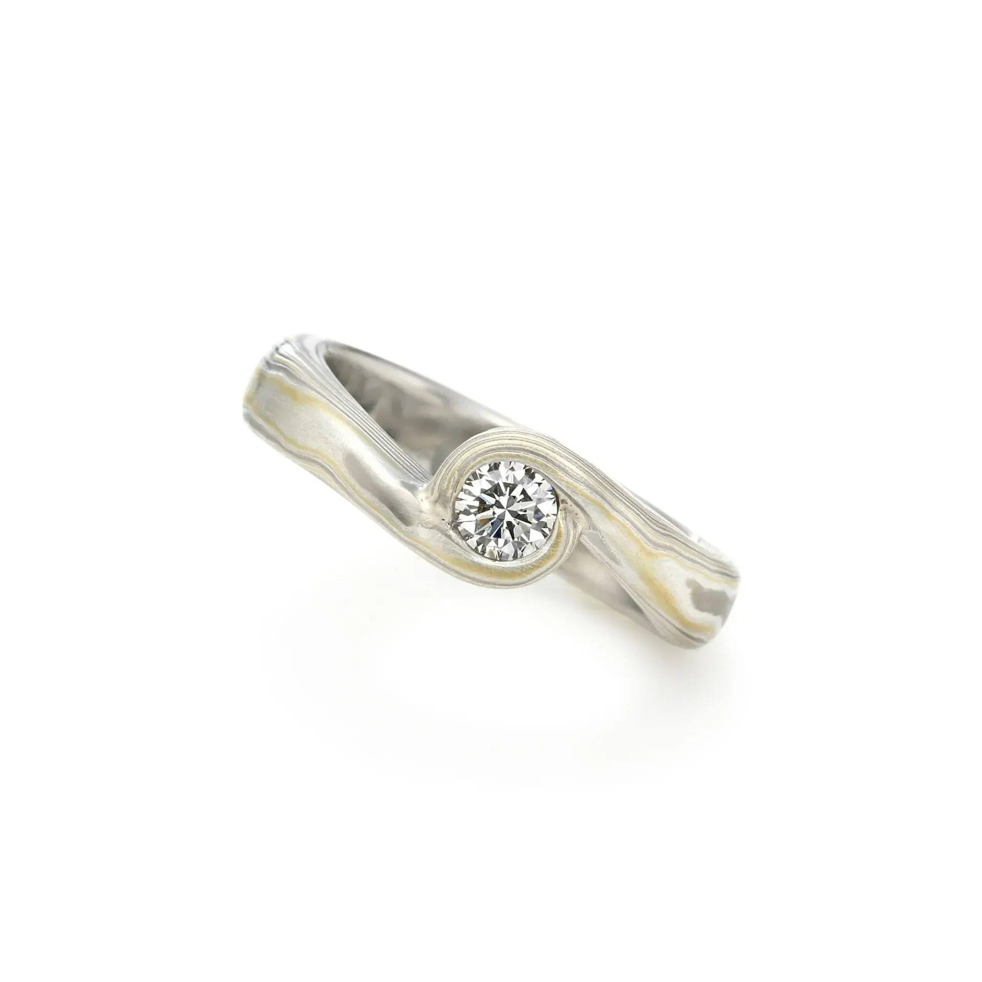 Verlovingsring met diamant en een wervelende, gestructureerde band.