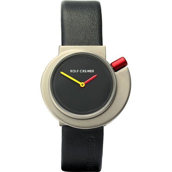 Zwart horloge met zwarte leren band, zwarte wijzerplaat, geel-rode wijzers, rode zijknop, zilveren kast.