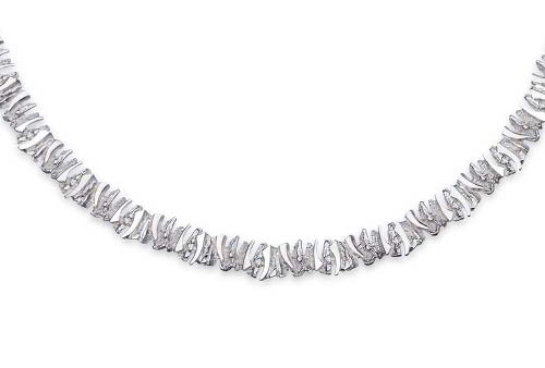 Zilverkleurige, gelaagde ketting met golvend design, waarschijnlijk een sieraad.