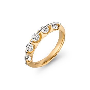 Elegant opgestoken kapsel met witte bloemenaccenten.