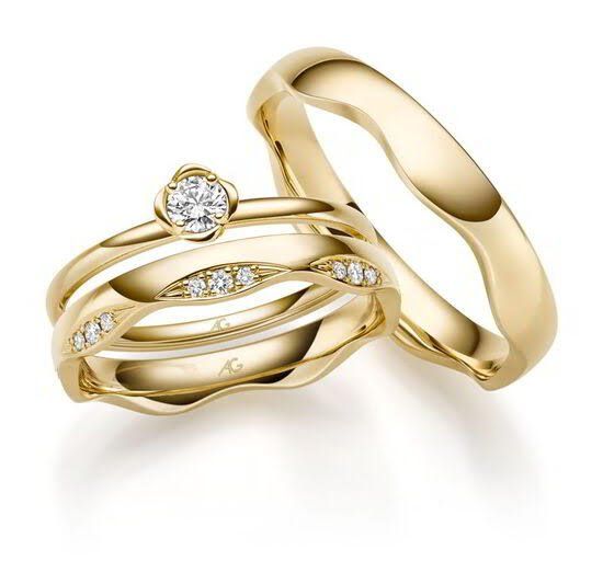 Gouden trouwringen: Verlovingsring met diamant en twee bijpassende banden.