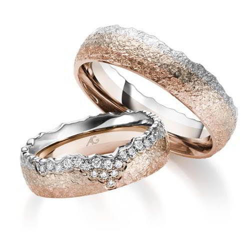 Twee getextureerde trouwringen, waarvan één met diamanten, in roségoud en zilver.