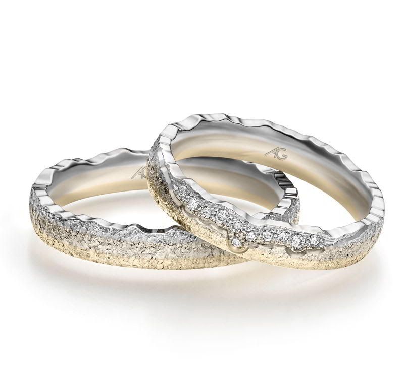 Twee gestructureerde trouwringen met ingelegde diamanten.