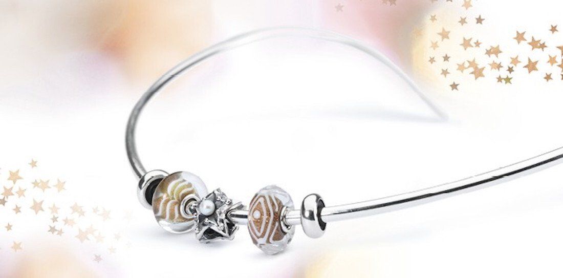 Elegant opgestoken kapsel met witte bloemenaccenten.