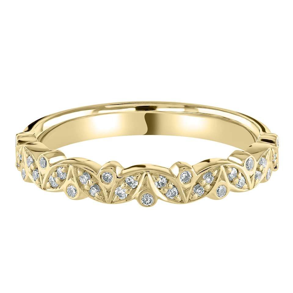 Trouwring van geelgoud met kleine diamanten in bladachtige patronen.