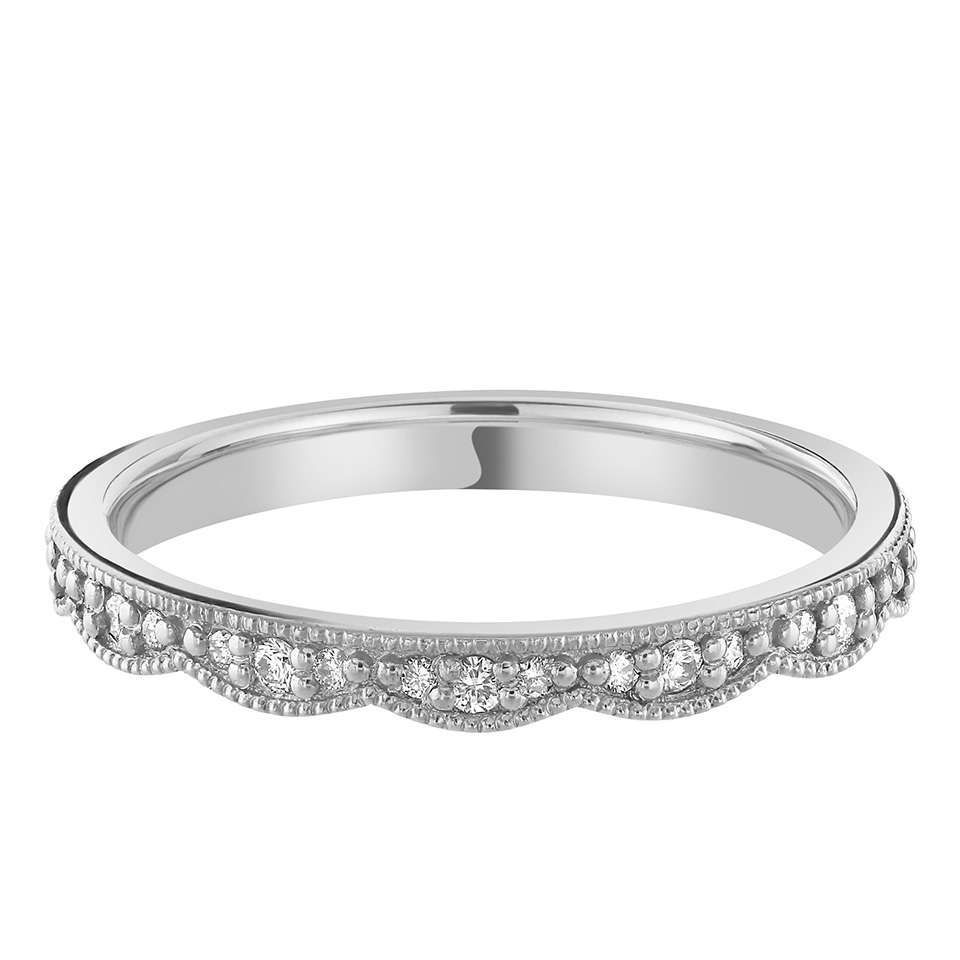 Zilveren ring met een geschulpt design, bezet met kleine diamantjes.