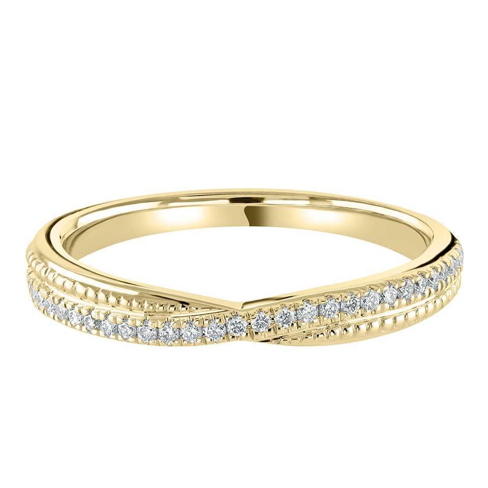 Gouden ring met kleine diamanten en gedraaid design.