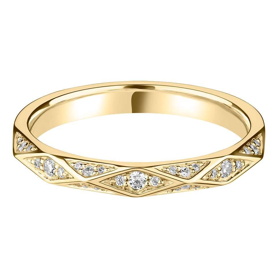 Gouden band met diamantaccenten in een geometrisch patroon.