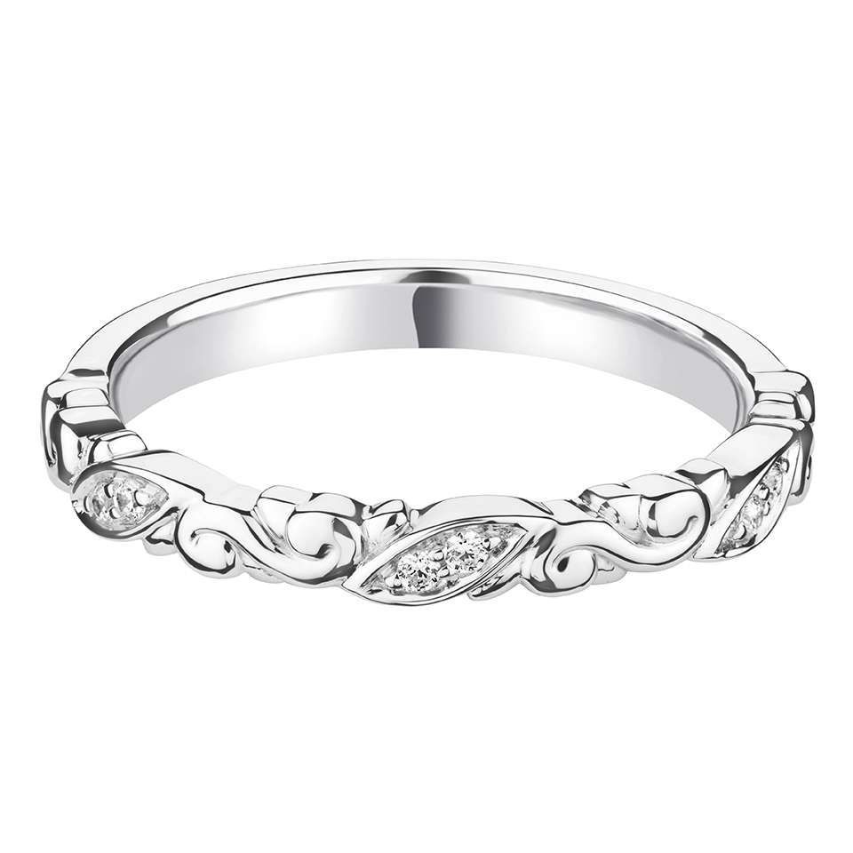 Trouwring van witgoud met bloemen- en diamantaccenten.