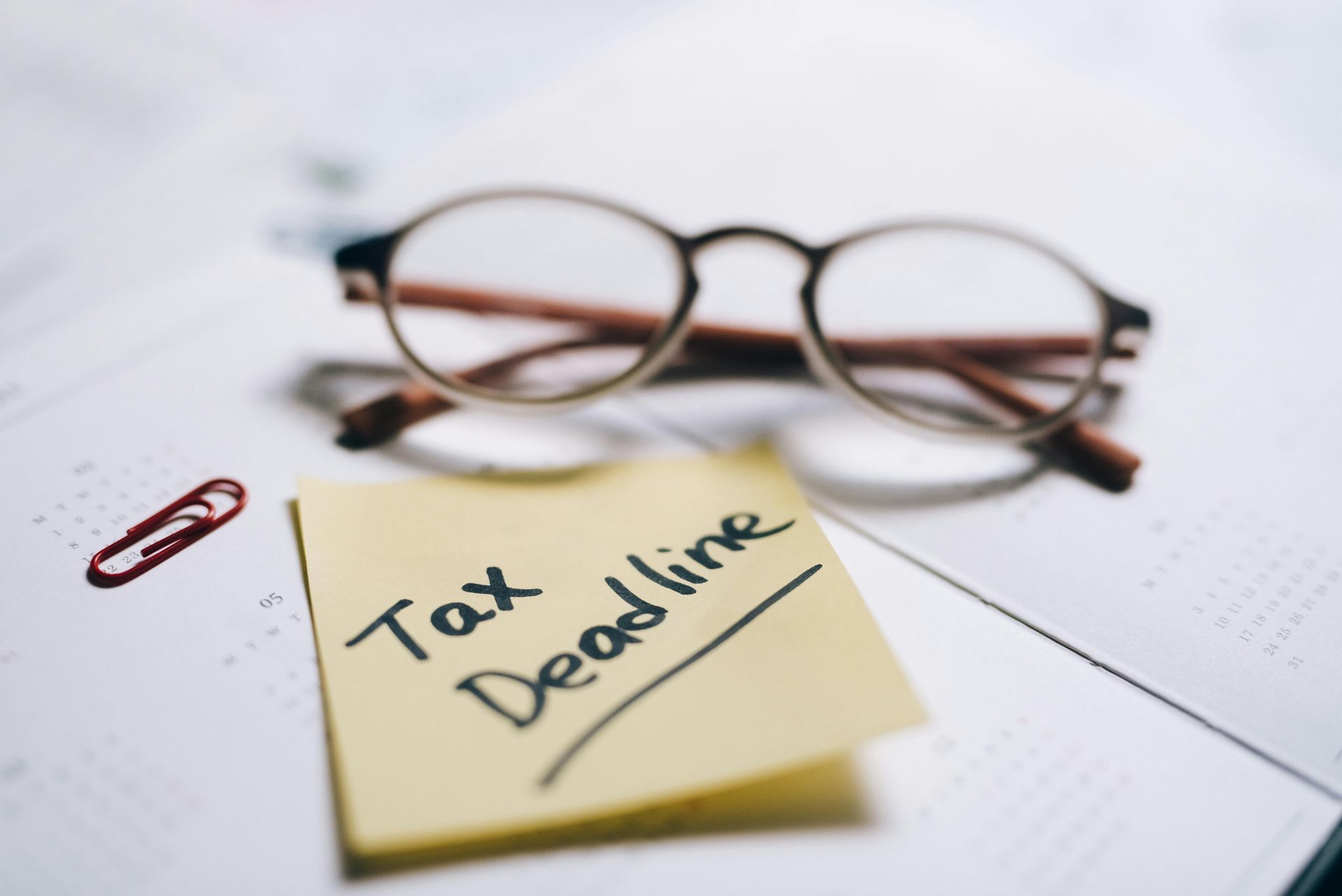 MacBook and iPhone with pens and sticky note – bookkeeping services and VAT support for small businesses in Surrey