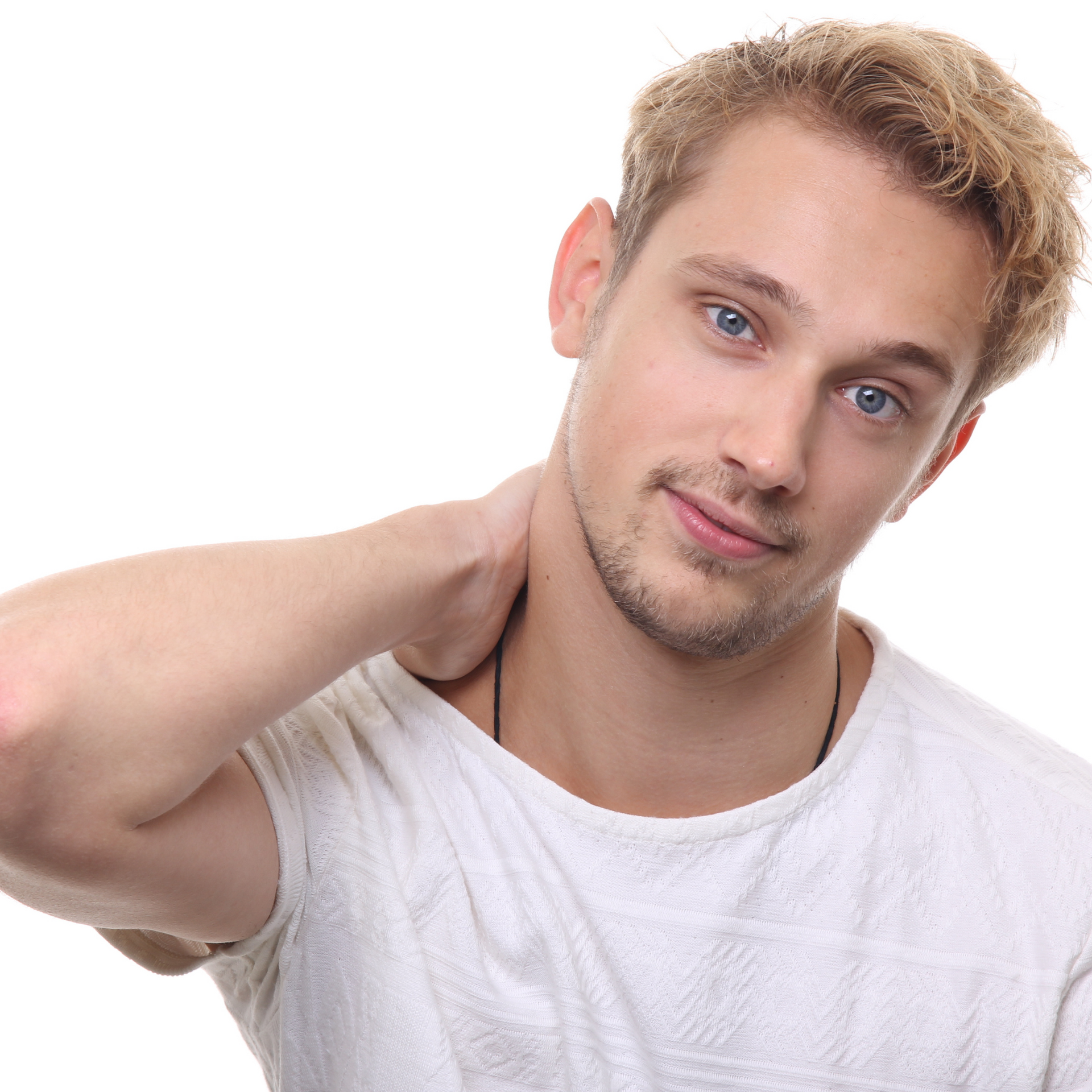 Retrato de un hombre con camisa blanca tocándose el cuello sobre un fondo blanco.