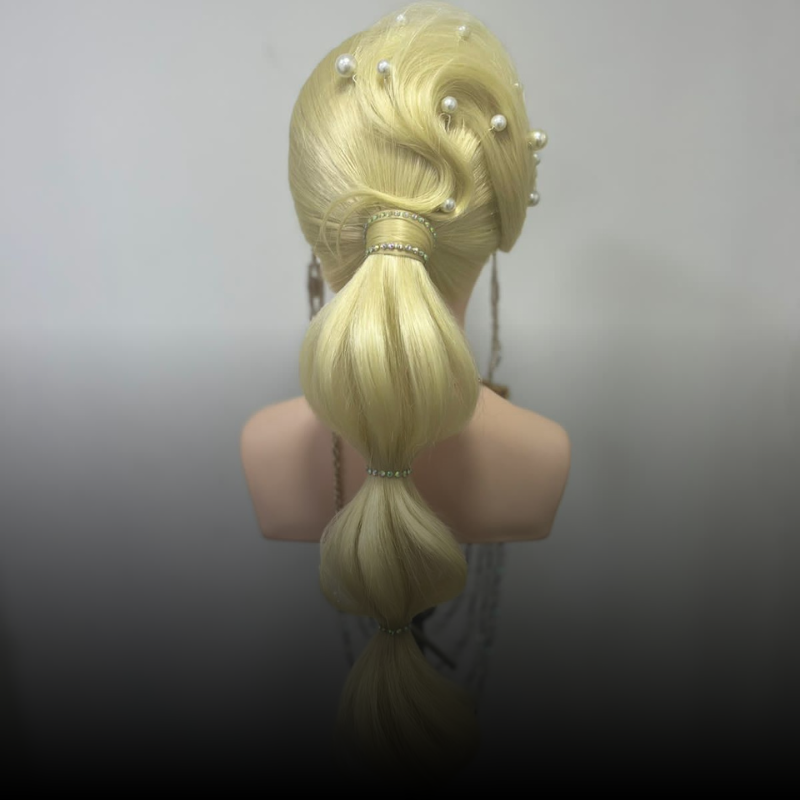 Maniquí rubio con peinado trenzado y detalles de perlas, sobre un soporte, visto desde atrás.