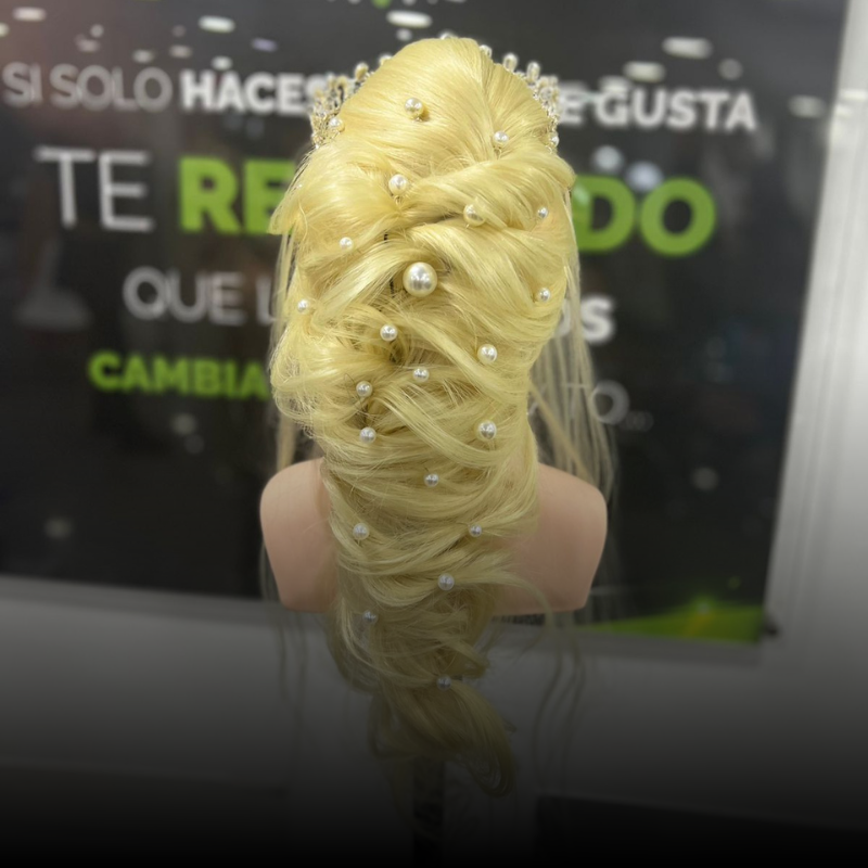 Peinado rubio trenzado con detalles de perlas en un maniquí, visto desde atrás en un escaparate de salón.