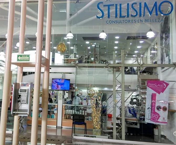 Fachada de la óptica Stilisimo con grandes ventanales y vitrinas en el interior.