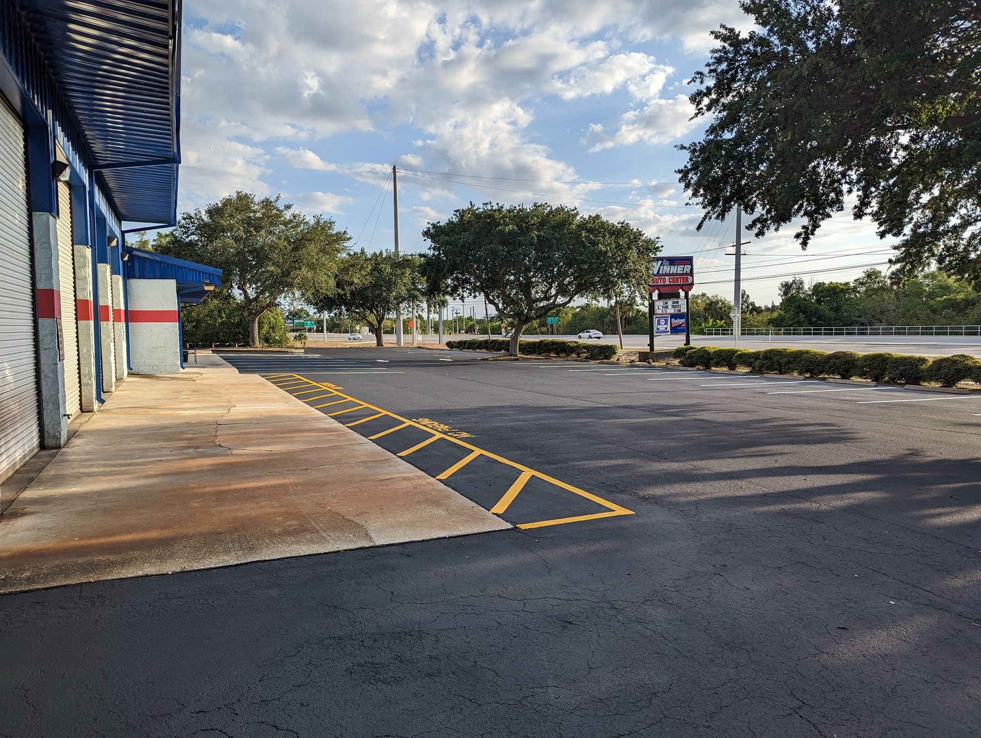 Front Shop Parking Lot and Sign | Winner Auto Center