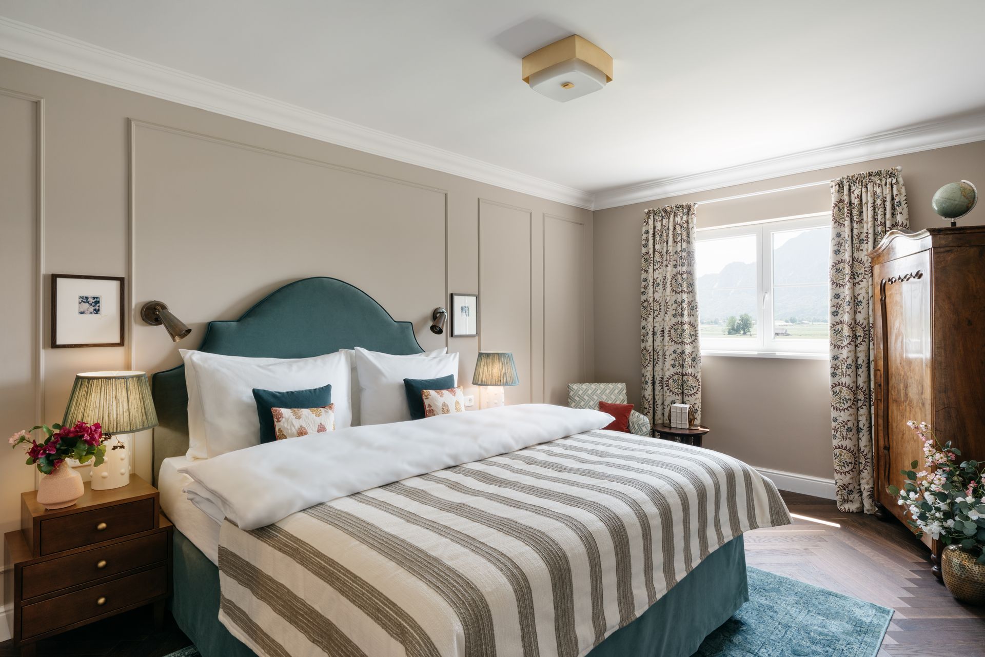 Heym Villa Schlafzimmer mit blauem Bettkopfteil und Kissen