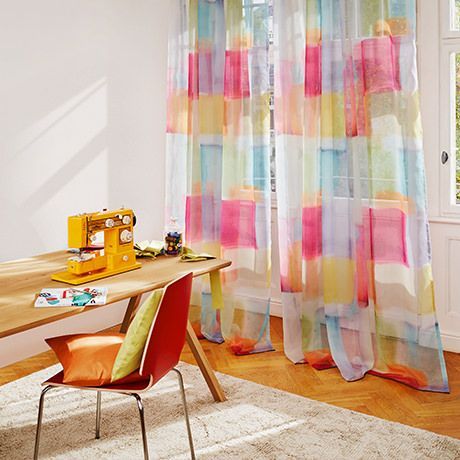 zimmer mit transparenten Vorhängen mit bunten Details