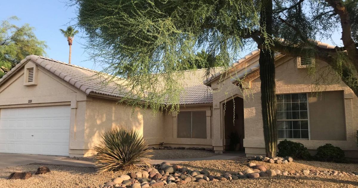 Family searching for an assisted living home in Arizona on a phone