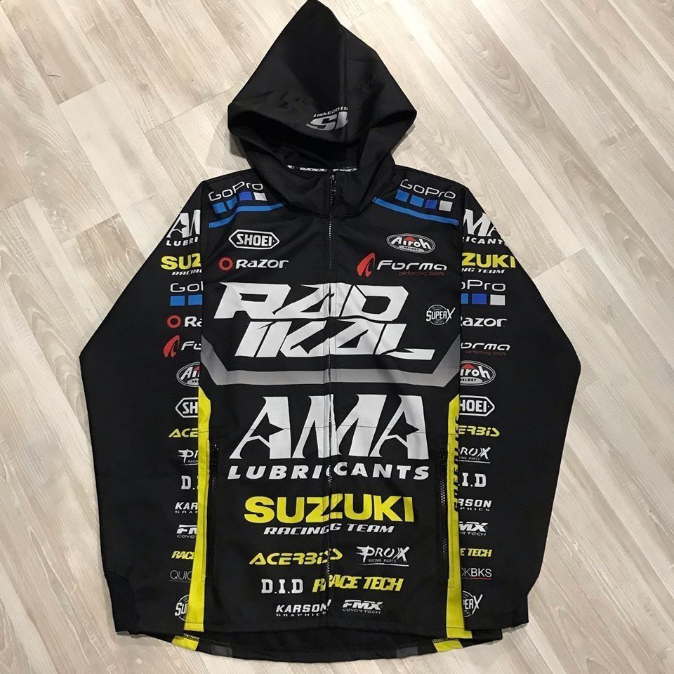 Sudadera negra de carreras con coloridos logotipos de patrocinadores y capucha puesta