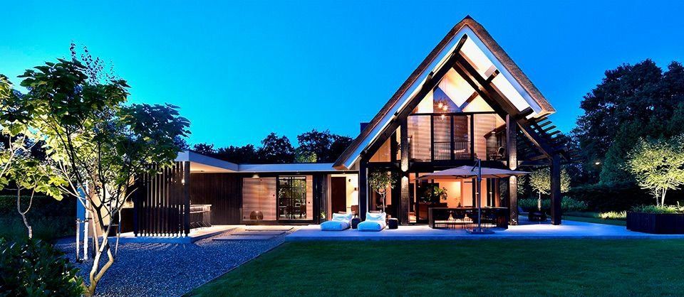 Een groot huis met een blauwe lucht op de achtergrond