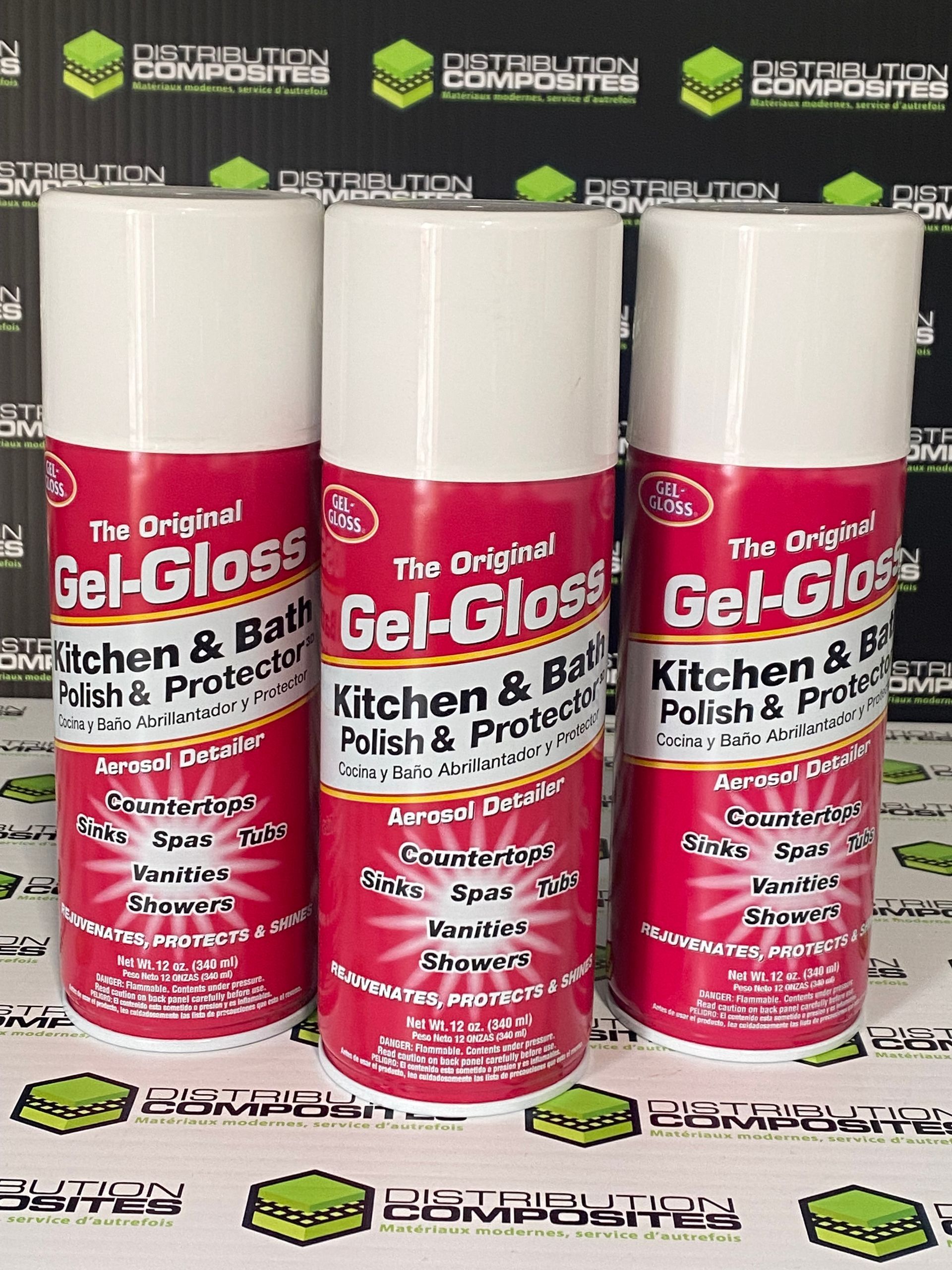 Trois bouteilles de gel gloss sont posées sur une table