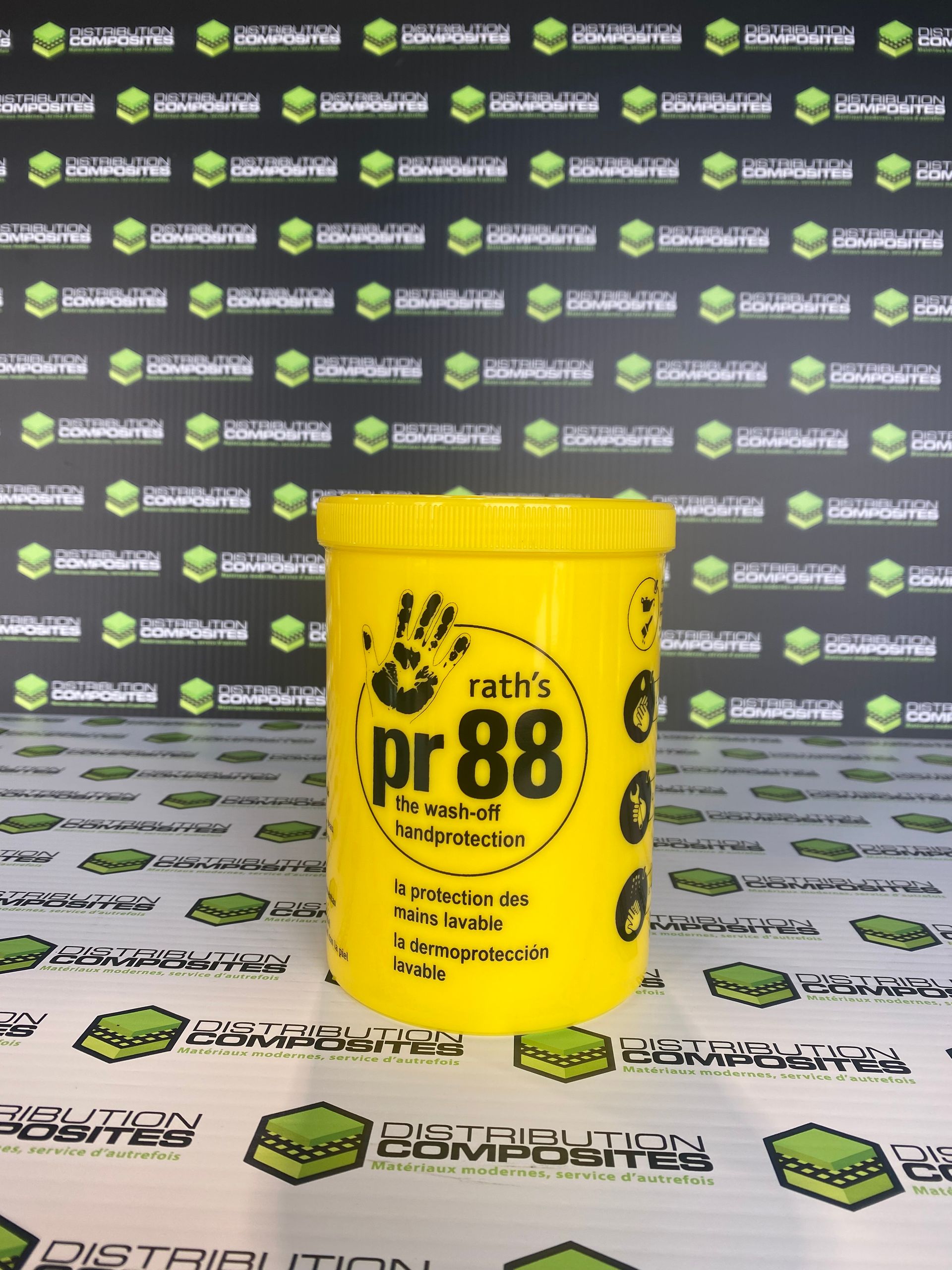 Un pot jaune avec le numéro 88 dessus