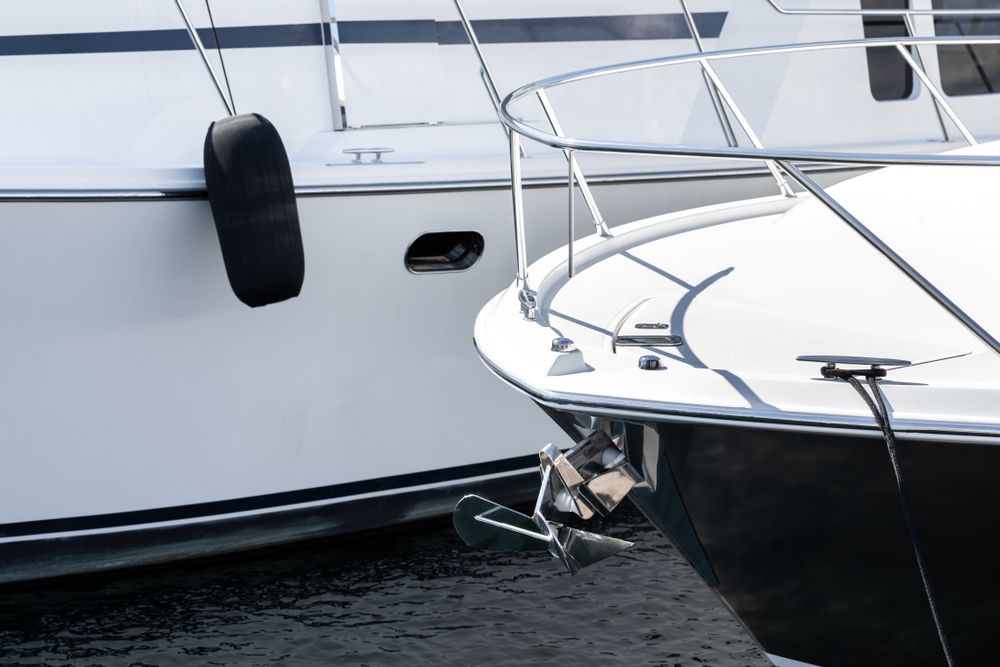 Un bateau blanc est amarré à côté d'un bateau noir
