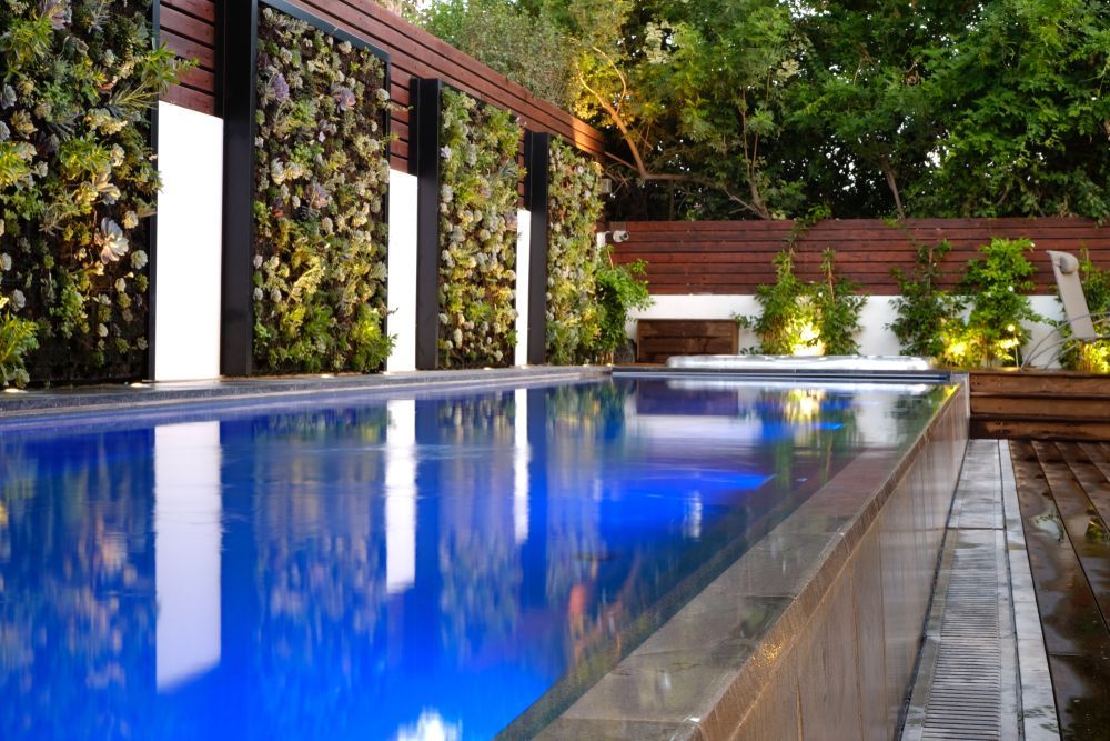 Une grande piscine entourée d'un mur de verre