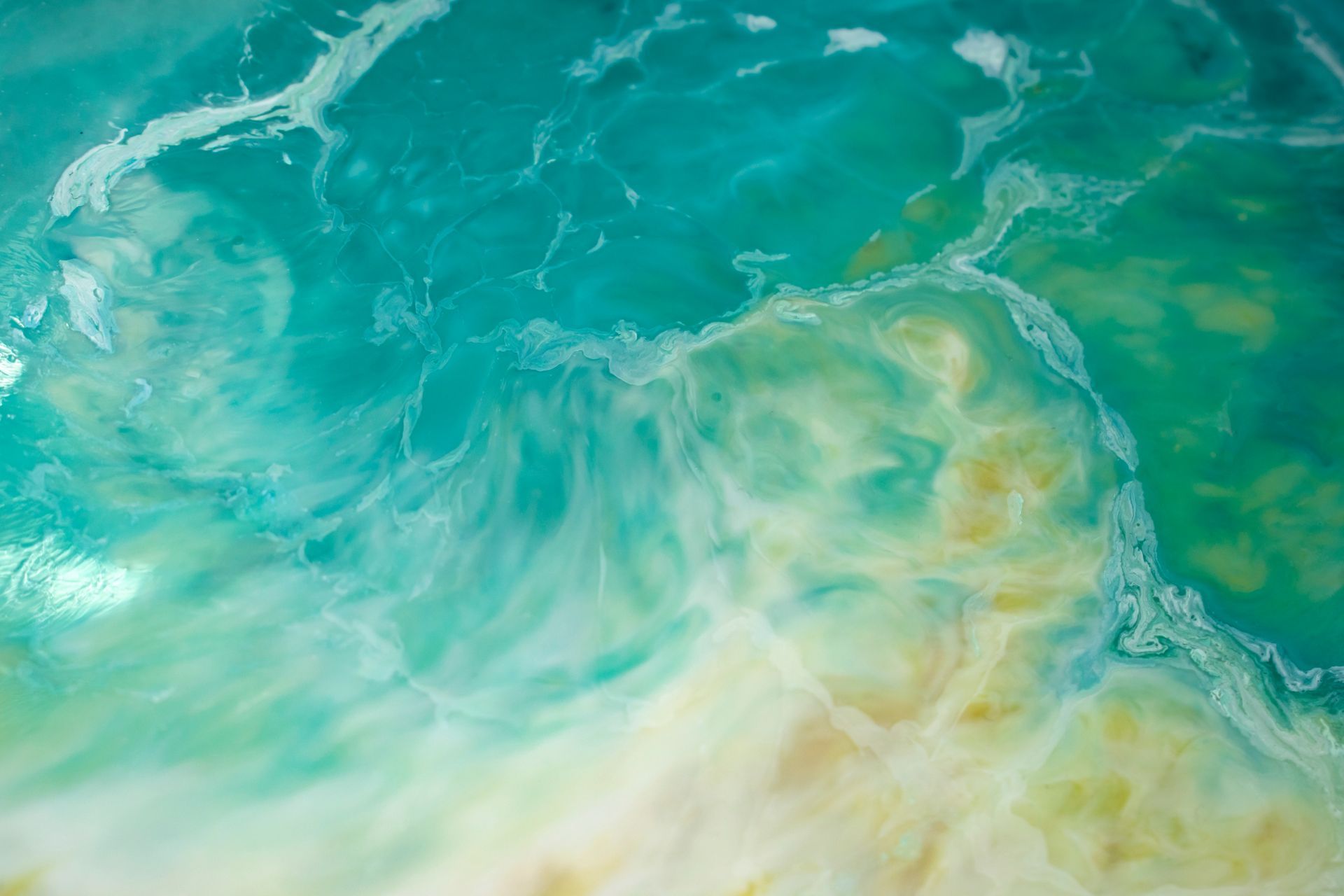 Sol en époxy décoratif avec un effet vague marbré dans des tons bleus et blancs