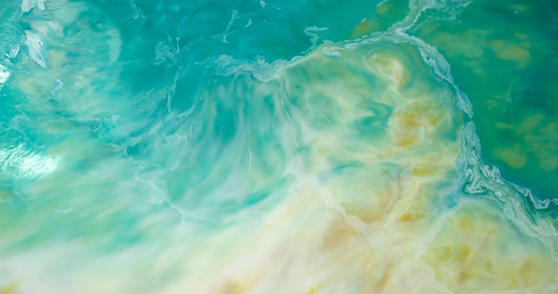 Art abstrait turquoise et beige ressemblant à des vagues de l'océan, des motifs tourbillonnants.