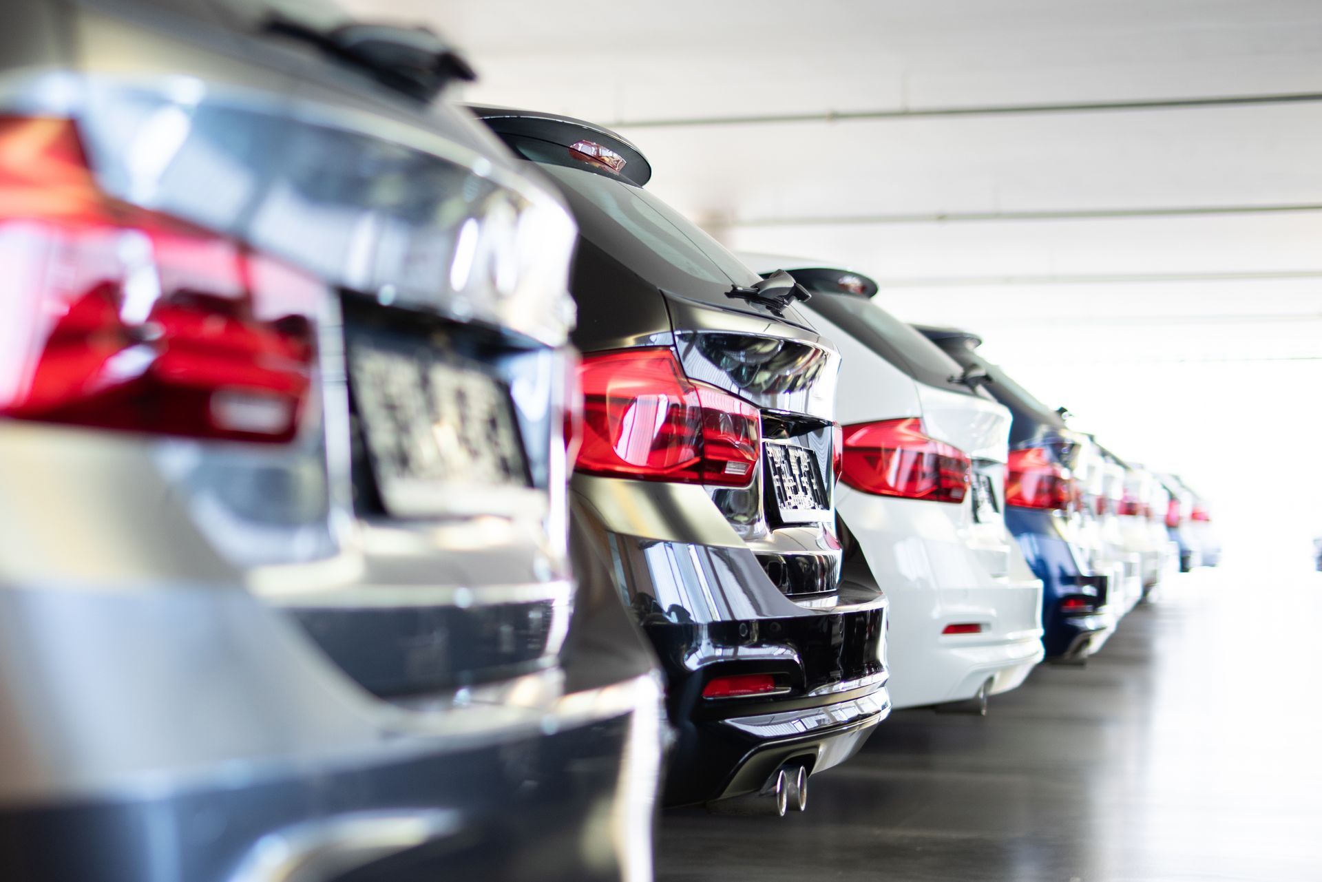 Une rangée de voitures est garée dans un garage.