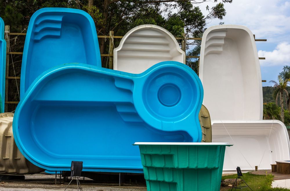 Un tas de différents types de piscines sont posées les unes sur les autres.