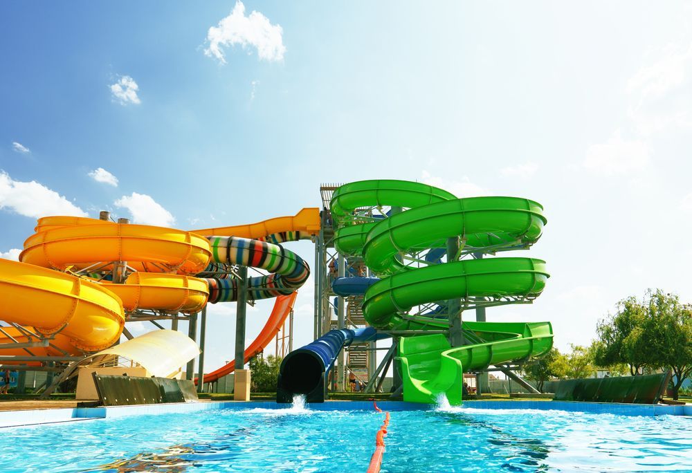 Un parc aquatique avec de nombreux toboggans aquatiques et une piscine.