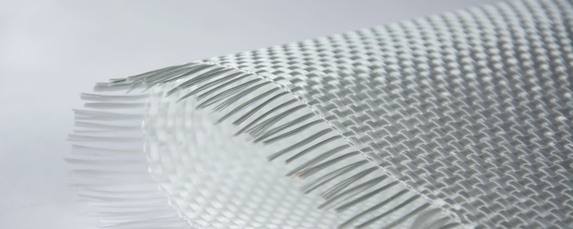 Un gros plan d'un morceau de tissu blanc sur une surface blanche.