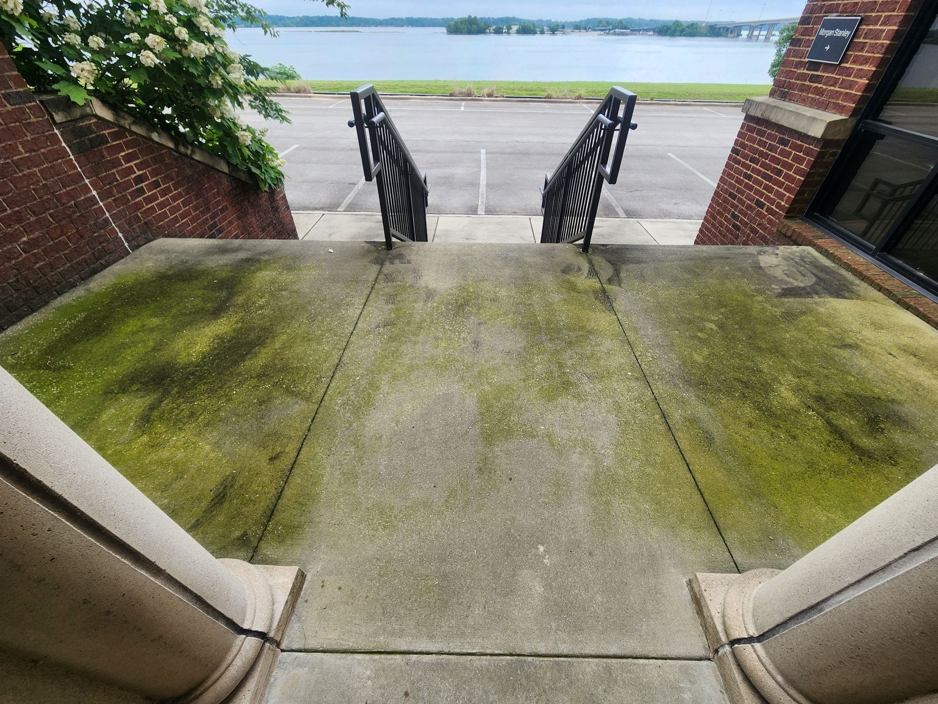 Een trap die naar een gebouw leidt met een meer op de achtergrond.