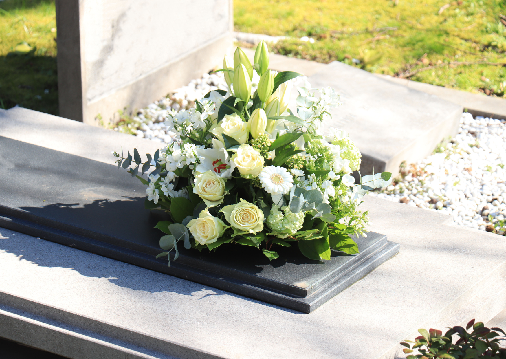 Impresa funebre Guida di Gravellona Toce. Composizioni floreali funerarie, eleganti e piene di significato.