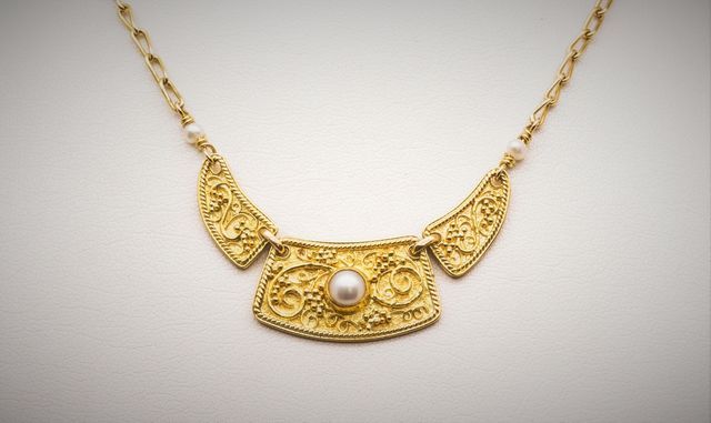 collier d'oro con una perla incastonata