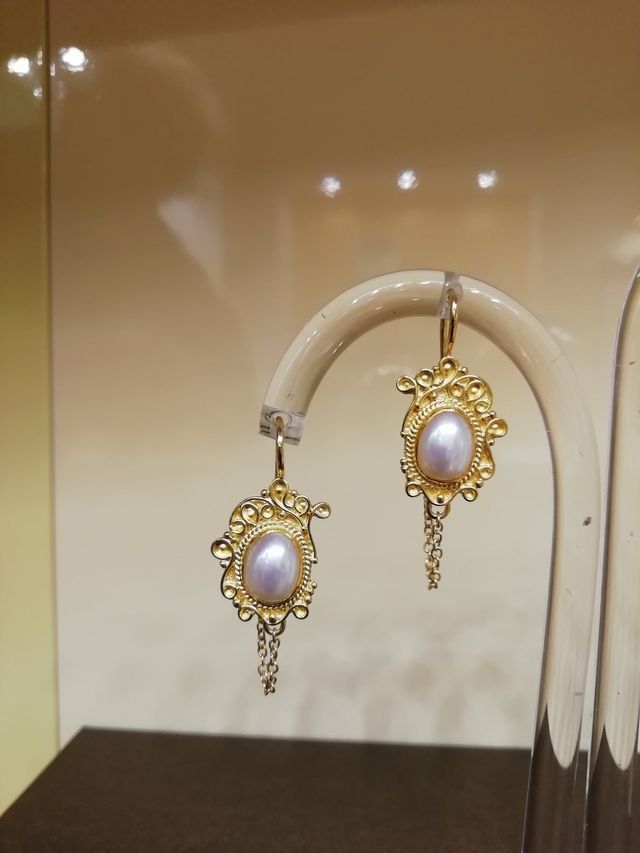 orecchini in oro con perla grande incastonata