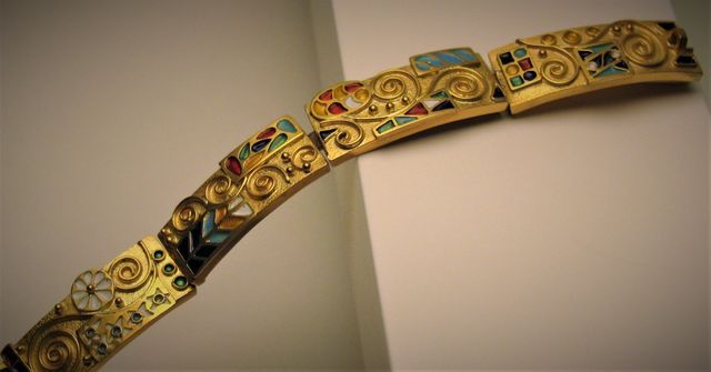 bracciale in oro con piccole pietre preziose incastonate