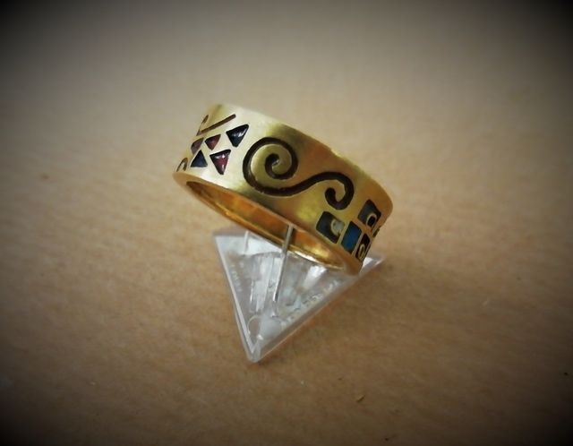 anello d'oro con decorazioni ispirate a Klimt