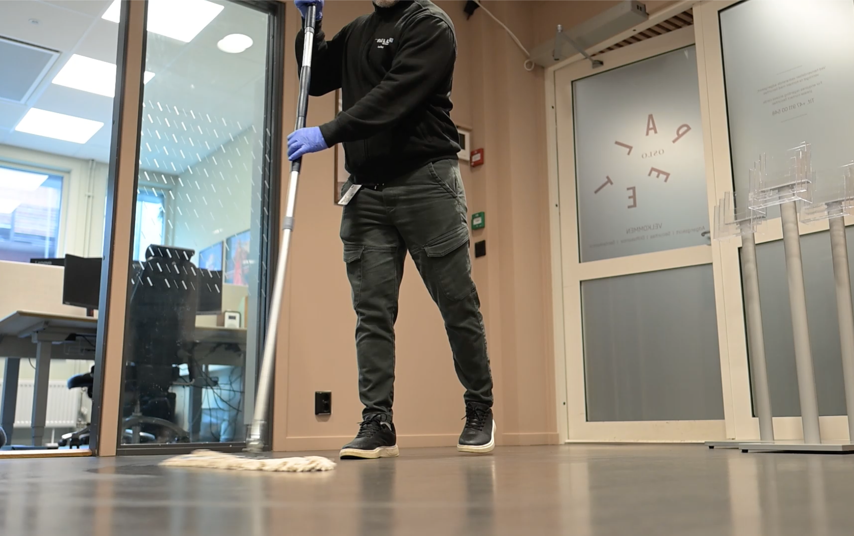 Mann som mopper gulv