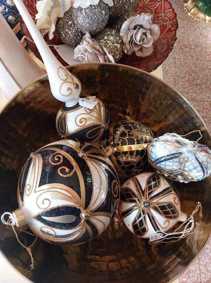 palline e puntale bianco, nero e oro