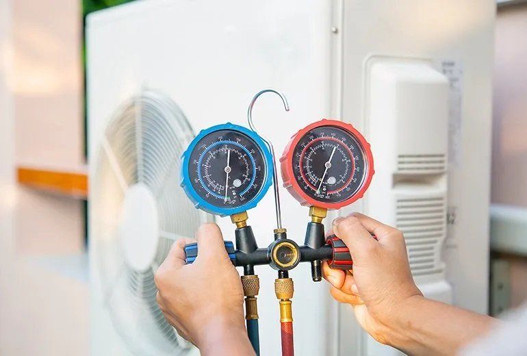 Hand checking the aircon with manometer