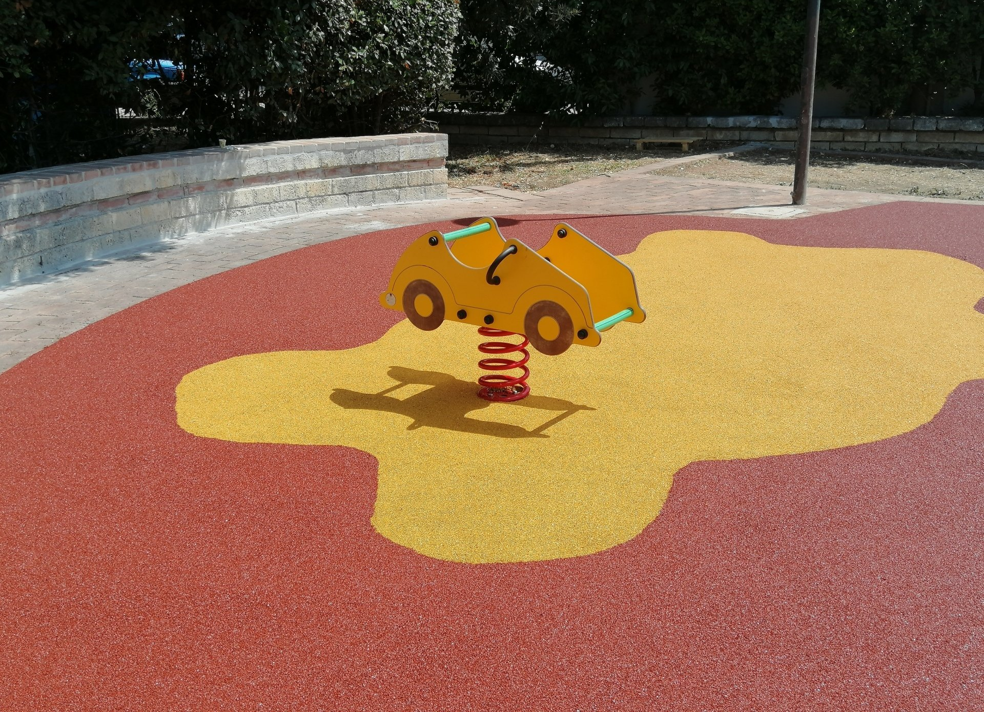 Comune di Eboli - pavimentazione antitrauma colato EPDM + gioco a molla inclusivo